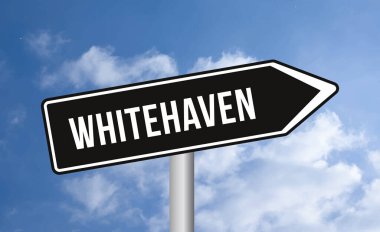 Mavi gökyüzü arka planında Whitehaven yol tabelası
