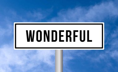 Bulutlu arka planda harika yol tabelası