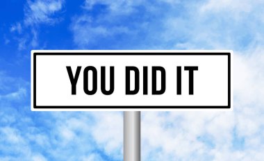 Bulutlu arka planda yol işareti yaptın.