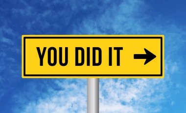 Bulutlu arka planda yol işareti yaptın.