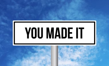 Gökyüzü arka planında yol tabelası yaptın.