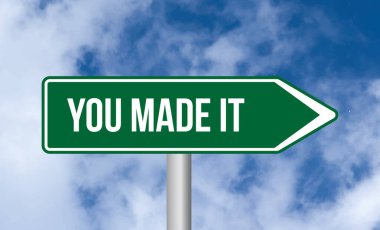 Gökyüzü arka planında yol tabelası yaptın.