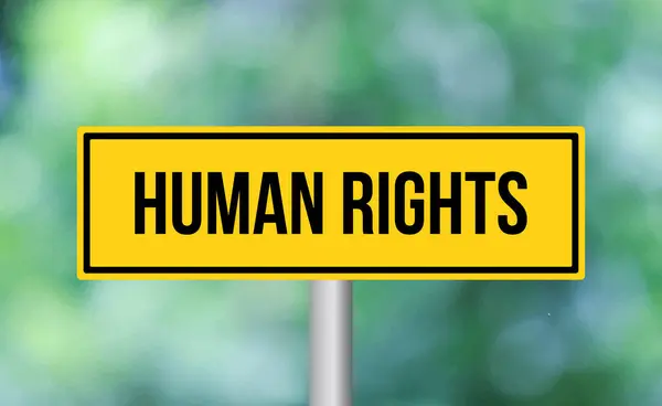 Vägskylt Mänskliga Rättigheter Suddig Bakgrund — Stockfoto