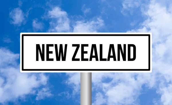 Bulutlu Arkaplanda Yeni Zelanda Yol Işareti — Stok fotoğraf