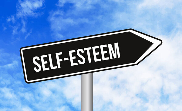 Дорожный знак самоуважения на голубом фоне неба