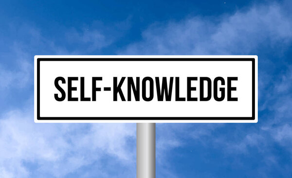 Самопознание дорожный знак на облачном фоне неба