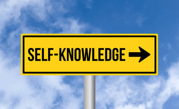 Самопознание дорожный знак на облачном фоне неба