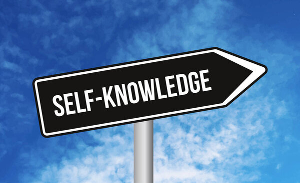 Самопознание дорожный знак на облачном фоне неба