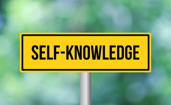 Самопознание дорожный знак на фоне размытия