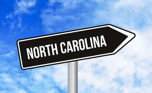 空の背景にノースカロライナ州の道路標識 — ストック写真