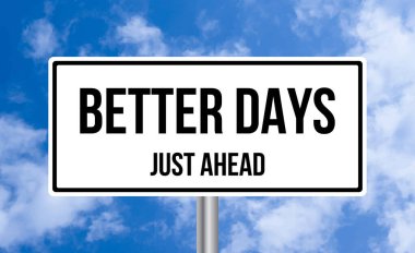 Daha İyi Günler Bulutlu arka planda sadece yol işareti