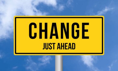 Bulutlu gökyüzü arkaplanındaki yol işaretini değiştir