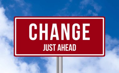 Bulutlu gökyüzü arkaplanındaki yol işaretini değiştir