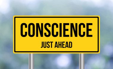 Vicdan bulanık arkaplan üzerinde sadece yol işareti