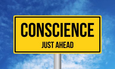 Vicdan, mavi gökyüzü arkaplanındaki yol tabelasının önünde.