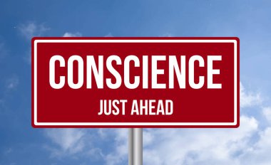 Vicdan, mavi gökyüzü arkaplanındaki yol tabelasının önünde.