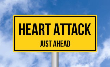 Bulutlu arka planda kalp krizi.