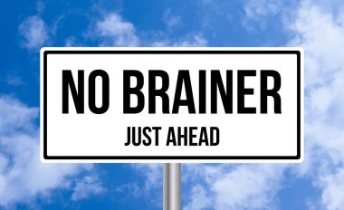 Beyin yok. Gökyüzü arka planında sadece yol işareti var.