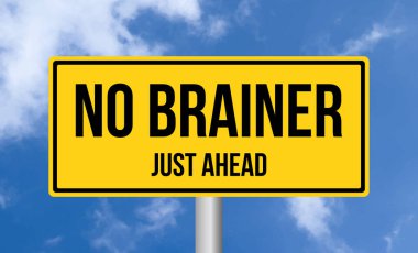 Beyin yok. Gökyüzü arka planında sadece yol işareti var.