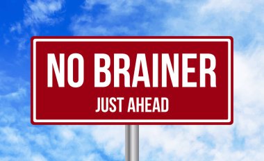 Beyin yok. Gökyüzü arka planında sadece yol işareti var.