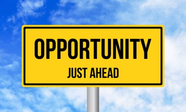 Fırsat. Mavi gökyüzü arka planında yol tabelası.