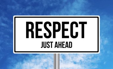 Mavi gökyüzü arkaplanındaki yol tabelasına saygı göster