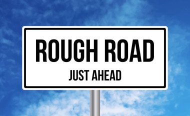 Gökyüzü arka planında Rough Road tabelası var.
