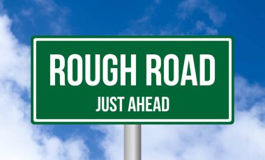 Gökyüzü arka planında Rough Road tabelası var.