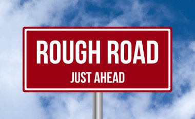 Gökyüzü arka planında Rough Road tabelası var.