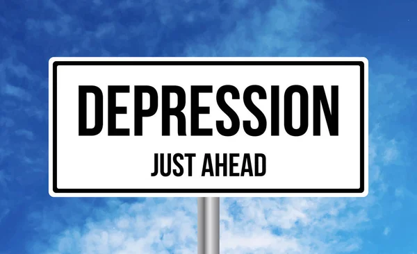 Depresja Tuż Przed Znakiem Drogowym Zachmurzonym Tle Nieba — Zdjęcie stockowe