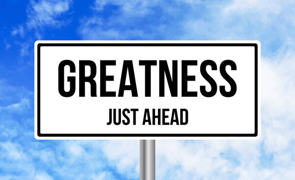 Величие прямо перед дорогой знак на голубом фоне неба