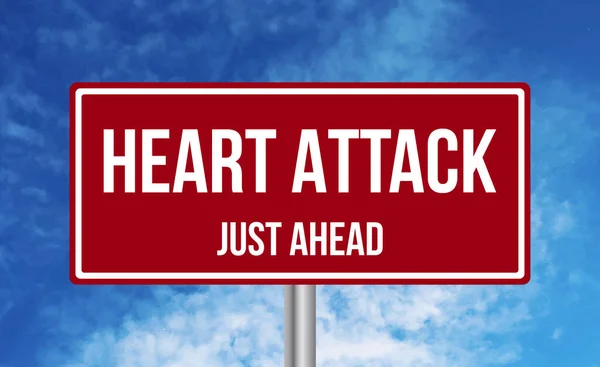 Ataque Cardíaco Justo Delante Señal Tráfico Fondo Nublado Del Cielo — Foto de Stock