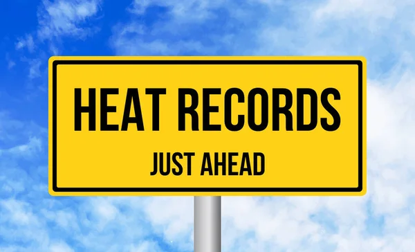 Heat Records Justo Delante Señal Tráfico Fondo Nublado Del Cielo — Foto de Stock