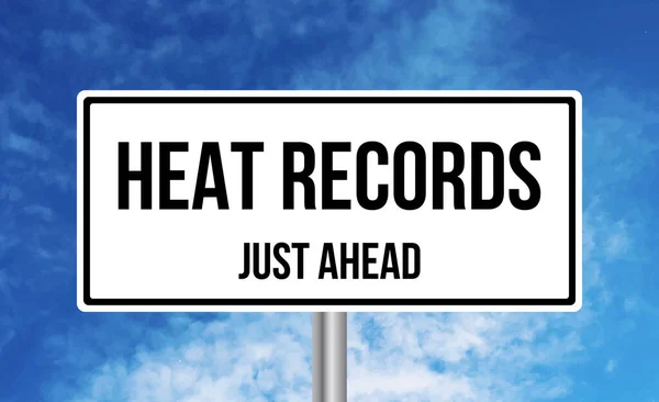 Heat Records Justo Delante Señal Tráfico Fondo Nublado Del Cielo — Foto de Stock