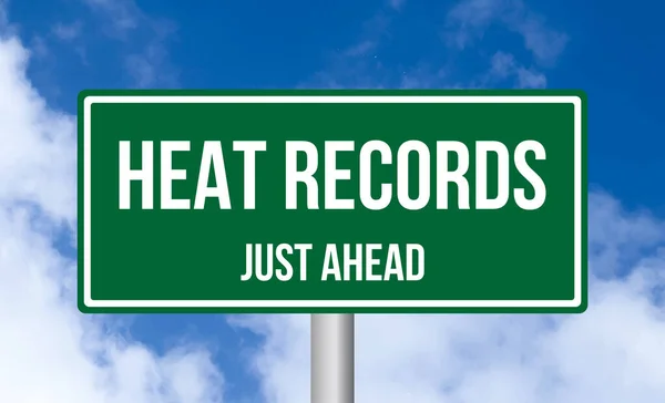 Heat Records Aivan Edessä Liikennemerkki Pilvinen Taivas Tausta — kuvapankkivalokuva
