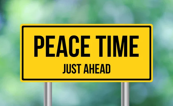 Χρόνος Ειρήνης Ακριβώς Μπροστά Από Την Πινακίδα Στο Θολό Φόντο — Φωτογραφία Αρχείου