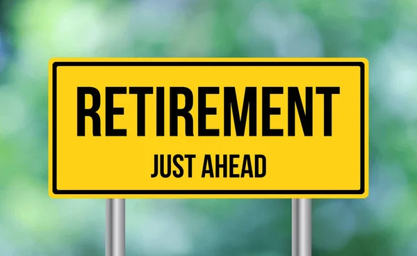 Συνταξιοδότηση Ακριβώς Μπροστά Από Την Πινακίδα Στο Θολό Φόντο — Φωτογραφία Αρχείου