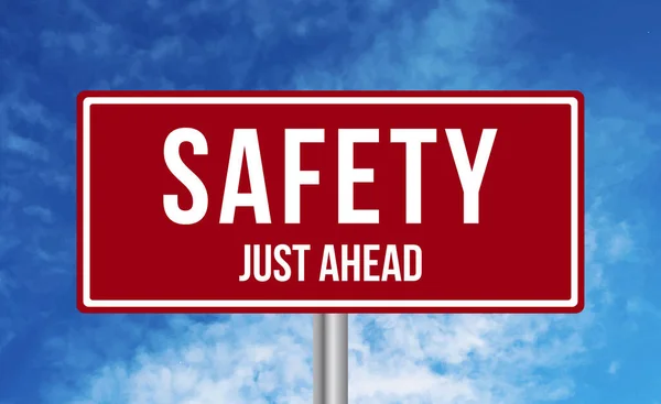 空の道路標識のすぐ前の安全性 — ストック写真