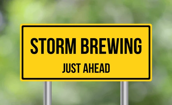Storm Brewing Juste Devant Panneau Signalisation Sur Fond Flou — Photo
