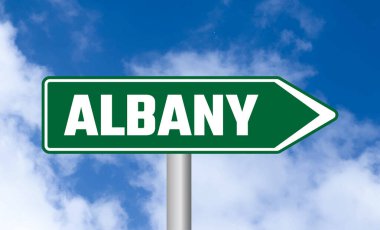 Bulutlu gökyüzü arka planında Albany yol işareti