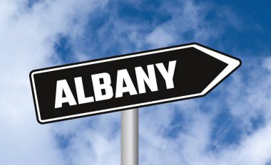 Bulutlu gökyüzü arka planında Albany yol işareti