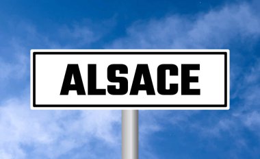 Mavi gökyüzü arka planında Alsace yol işareti