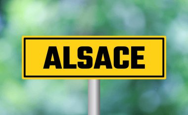 Bulanık arkaplanda Alsace yol işareti