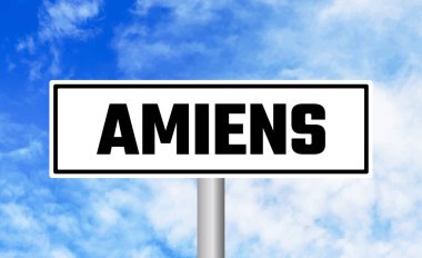 Bulutlu arkaplanda Amiens yol işareti