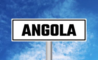 Gökyüzü arka planında Angola yol işareti