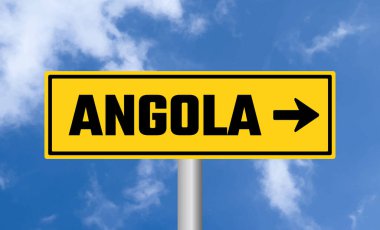 Gökyüzü arka planında Angola yol işareti