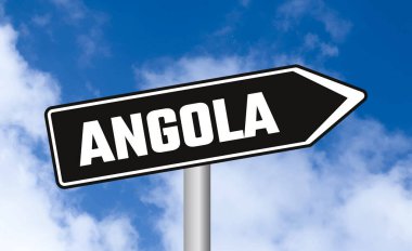 Gökyüzü arka planında Angola yol işareti