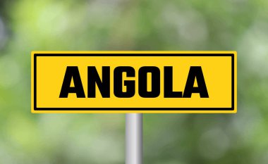 Bulanık arkaplanda Angola yol işareti