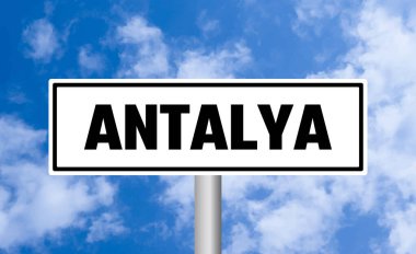 Bulutlu arkaplanda Antalya yol işareti