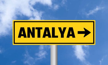 Bulutlu arkaplanda Antalya yol işareti